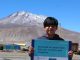 Estudiantes recibiendo computadores portátiles de la Beca TIC en la zona del altiplano chileno