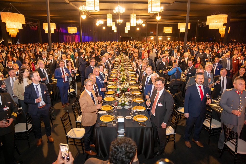 LA CENA DE LA MINERÍA CONVOCA A 1.400 LÍDERES PARA PROYECTAR A ANTOFAGASTA COMO MOTOR DEL DESARROLLO NACIONAL Asistentes en la cena de la minería 2026 en Antofagasta consolidando el desarrollo regional.