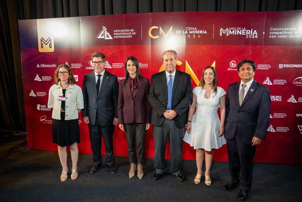 LA CENA DE LA MINERÍA CONVOCA A 1.400 LÍDERES PARA PROYECTAR A ANTOFAGASTA COMO MOTOR DEL DESARROLLO NACIONAL Asistentes en la cena de la minería 2026 en Antofagasta consolidando el desarrollo regional.