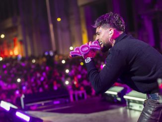 Artistas y público disfrutando de una presentación en la Gira Teletón en Chile