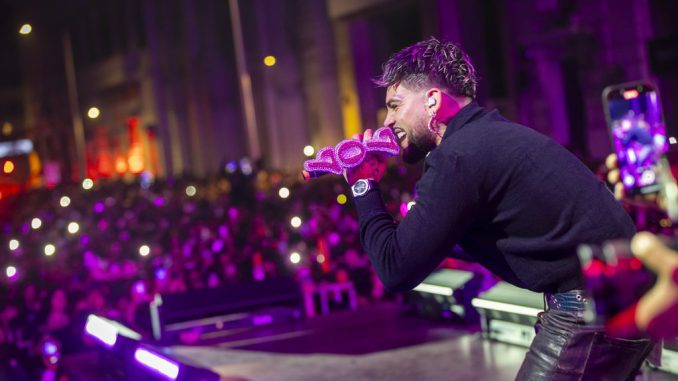 Artistas y público disfrutando de una presentación en la Gira Teletón en Chile