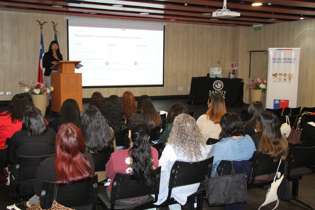 Profesionales de la salud participando en la sesión de la Mesa Regional de Lactancia Materna en Antofagasta