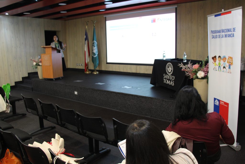 Profesionales de la salud participando en la sesión de la Mesa Regional de Lactancia Materna en Antofagasta