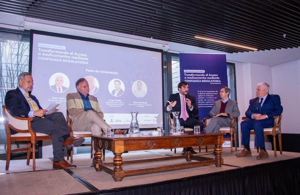LA RECETA DE EXPERTOS PARA QUE CHILE ACCEDA A MÁS MEDICAMENTOS SIN SUBIR EL GASTO PÚBLICO Especialistas reunidos discutiendo sobre acceso a medicamentos y biosimilares en Chile