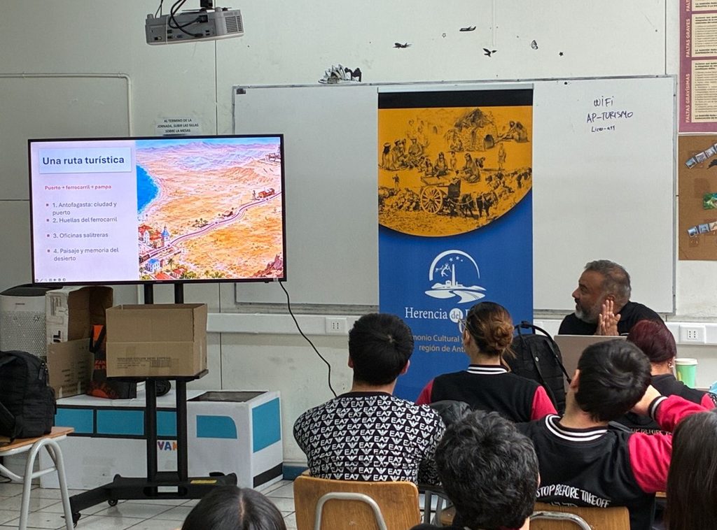 Estudiantes del Liceo Técnico A-14 aprendiendo sobre el valor histórico de la industria salitrera en Antofagasta.