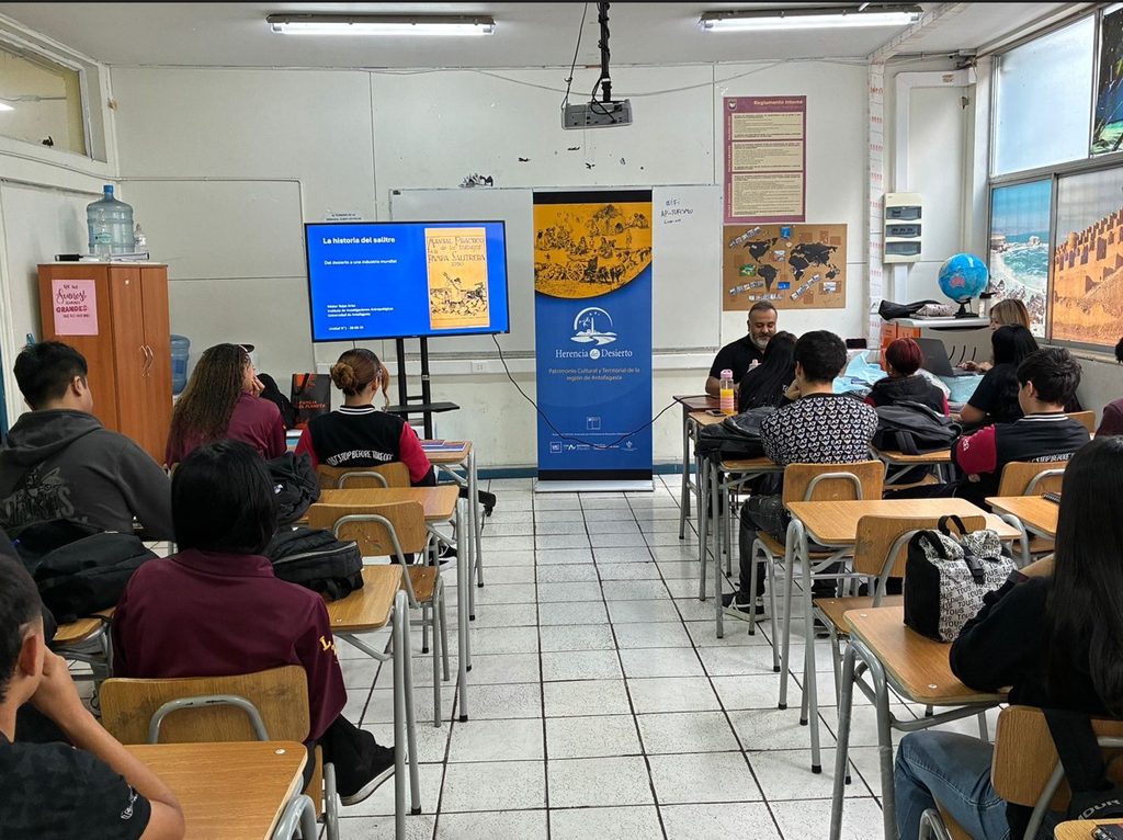 Estudiantes del Liceo Técnico A-14 aprendiendo sobre el valor histórico de la industria salitrera en Antofagasta.
