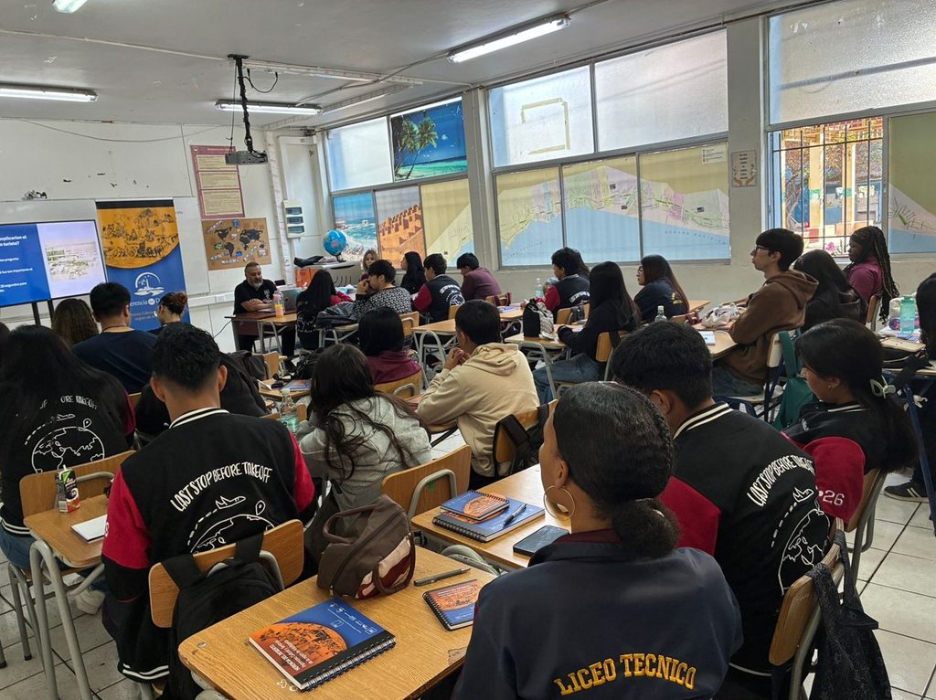 Estudiantes del Liceo Técnico A-14 aprendiendo sobre el valor histórico de la industria salitrera en Antofagasta.