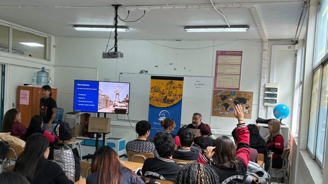 Estudiantes del Liceo Técnico A-14 aprendiendo sobre el valor histórico de la industria salitrera en Antofagasta.