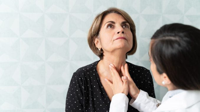 Especialista médico realizando una revisión de cuello para detección temprana de cáncer de tiroides