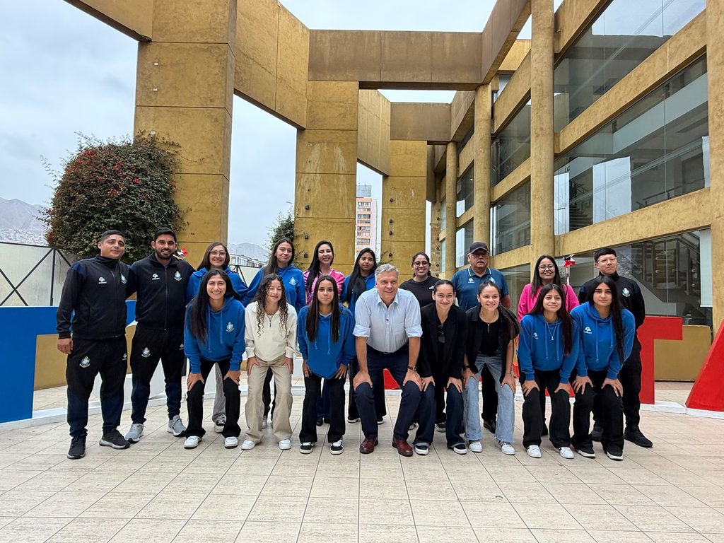 Jugadoras del equipo femenino de Club de Deporte Antofagasta junto al alcalde Sacha Razmilic tras recibir reconocimiento municipal