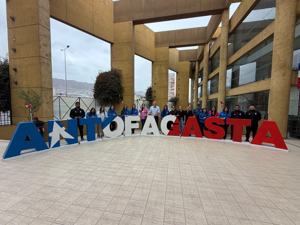 Jugadoras del equipo femenino de Club de Deporte Antofagasta junto al alcalde Sacha Razmilic tras recibir reconocimiento municipal