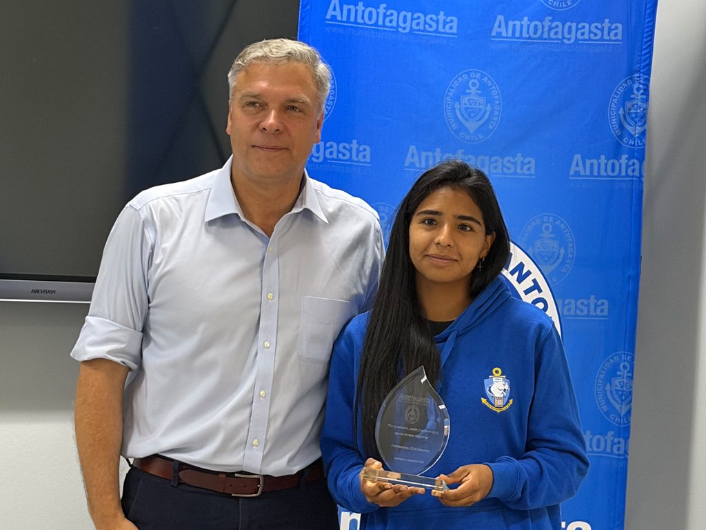 Jugadoras del equipo femenino de Club de Deporte Antofagasta junto al alcalde Sacha Razmilic tras recibir reconocimiento municipal