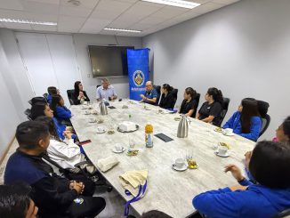 Jugadoras del equipo femenino de Club de Deporte Antofagasta junto al alcalde Sacha Razmilic tras recibir reconocimiento municipal