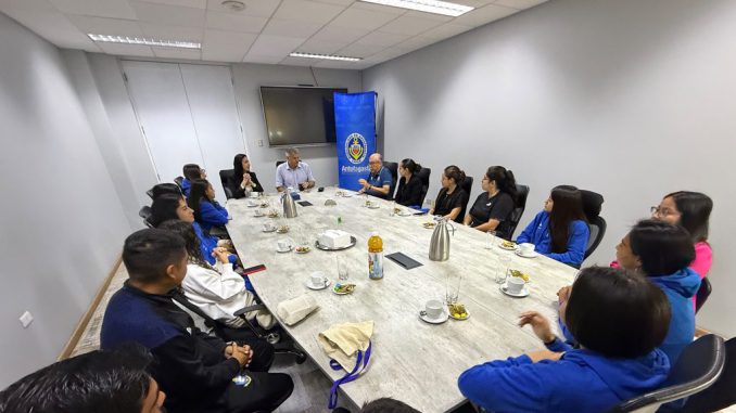 Jugadoras del equipo femenino de Club de Deporte Antofagasta junto al alcalde Sacha Razmilic tras recibir reconocimiento municipal