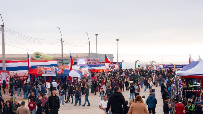 Multitud celebrando en las Ramadas 2026 dentro del Recinto AIA EXPONOR en Antofagasta