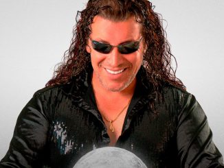 El cantante chileno Leo Rey durante una presentación en vivo para la Gira Teletón.