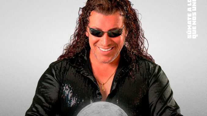 El cantante chileno Leo Rey durante una presentación en vivo para la Gira Teletón.
