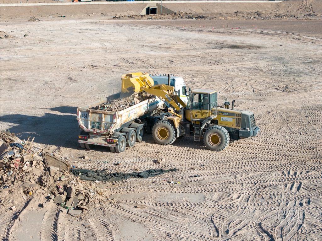 LOMAS BAYAS ELIMINA MICROBASURAL CON EL RETIRO DE 4 MIL TONELADAS DE RESIDUOS EN BAQUEDANO Operativos de limpieza de microbasurales realizados por Minera Lomas Bayas en la localidad de Baquedano