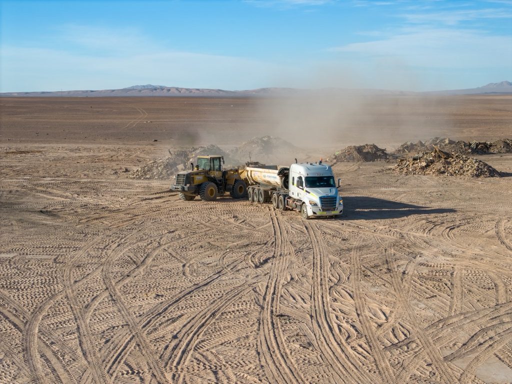 LOMAS BAYAS ELIMINA MICROBASURAL CON EL RETIRO DE 4 MIL TONELADAS DE RESIDUOS EN BAQUEDANO Operativos de limpieza de microbasurales realizados por Minera Lomas Bayas en la localidad de Baquedano