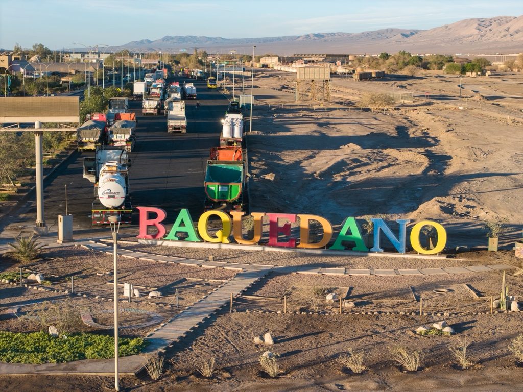 LOMAS BAYAS ELIMINA MICROBASURAL CON EL RETIRO DE 4 MIL TONELADAS DE RESIDUOS EN BAQUEDANO Operativos de limpieza de microbasurales realizados por Minera Lomas Bayas en la localidad de Baquedano