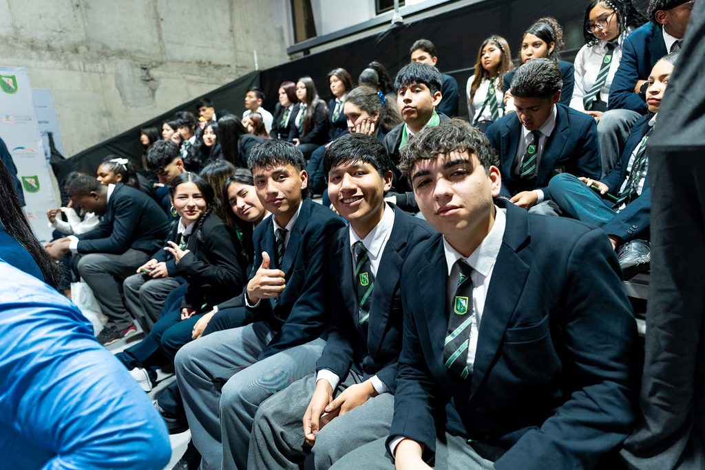 LOMAS BAYAS LANZA ACADEMIA MINERA PARA CAPACITAR A 120 ESTUDIANTES EN ANTOFAGASTA Estudiantes del Liceo Politécnico Los Arenales participando en la nueva Academia Minera de Lomas Bayas