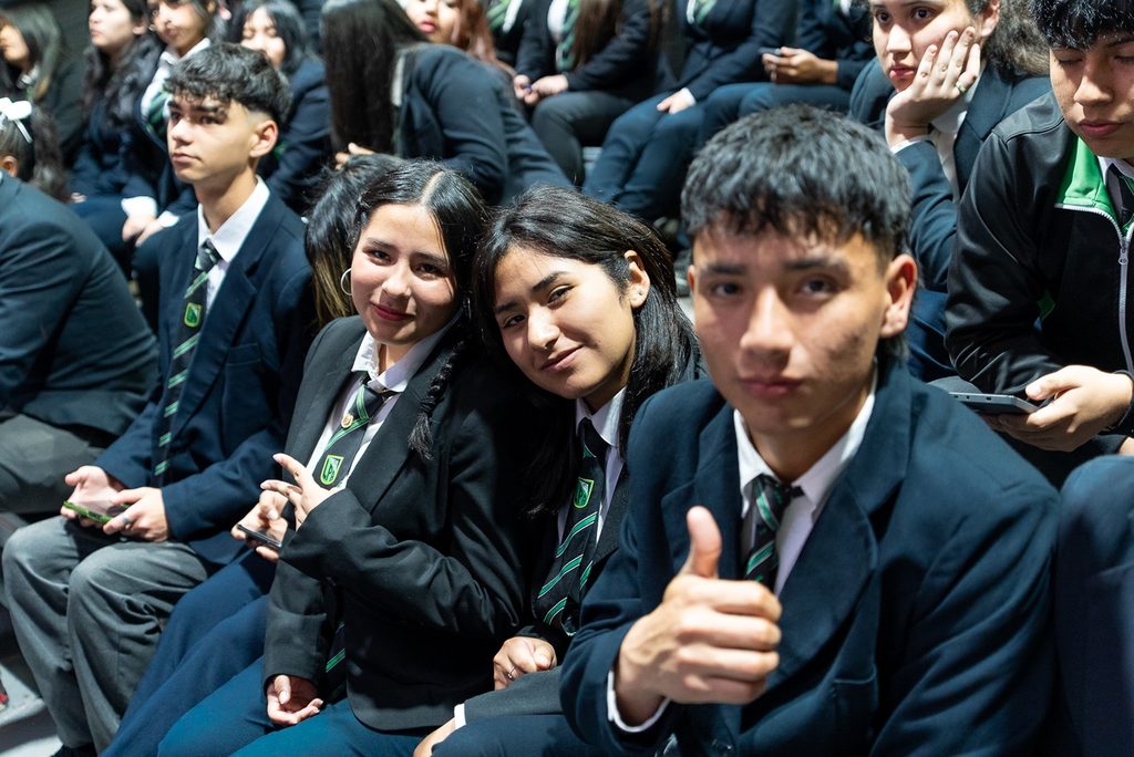 LOMAS BAYAS LANZA ACADEMIA MINERA PARA CAPACITAR A 120 ESTUDIANTES EN ANTOFAGASTA Estudiantes del Liceo Politécnico Los Arenales participando en la nueva Academia Minera de Lomas Bayas