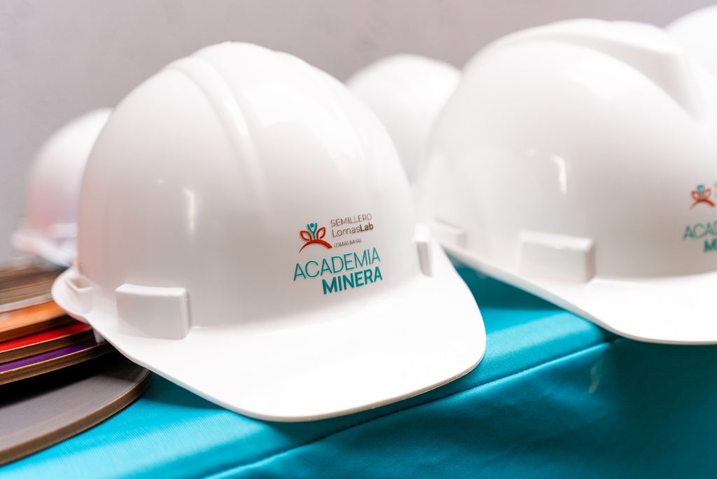 LOMAS BAYAS LANZA ACADEMIA MINERA PARA CAPACITAR A 120 ESTUDIANTES EN ANTOFAGASTA Estudiantes del Liceo Politécnico Los Arenales participando en la nueva Academia Minera de Lomas Bayas