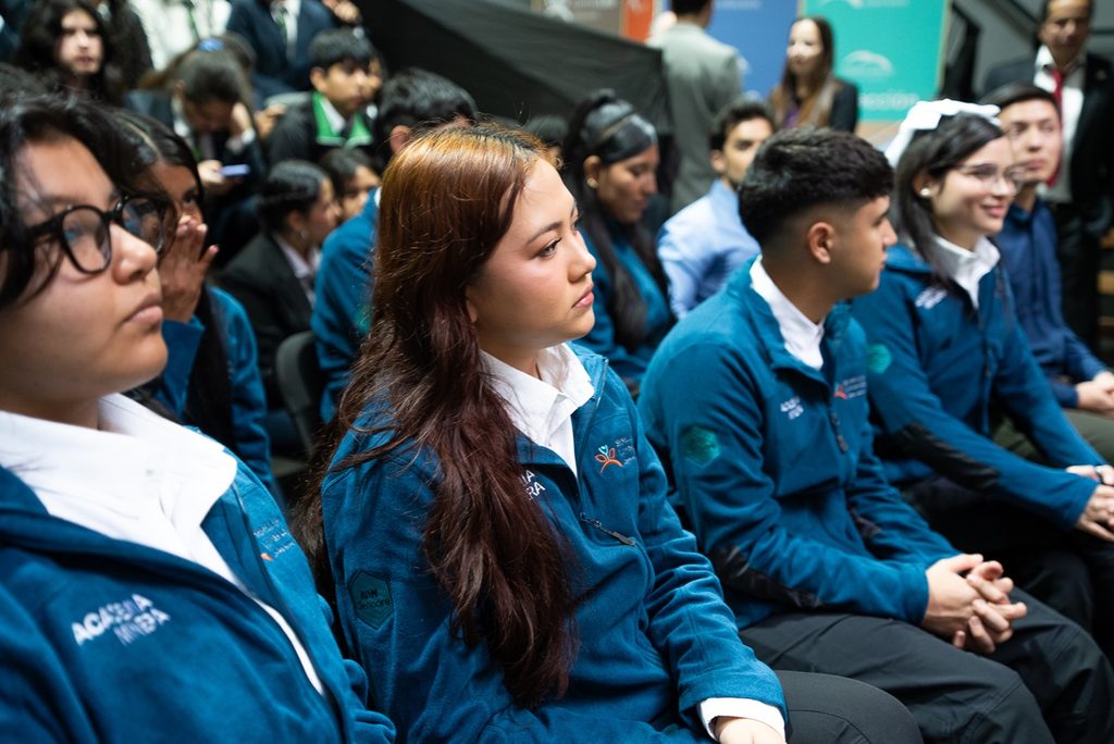 LOMAS BAYAS LANZA ACADEMIA MINERA PARA CAPACITAR A 120 ESTUDIANTES EN ANTOFAGASTA Estudiantes del Liceo Politécnico Los Arenales participando en la nueva Academia Minera de Lomas Bayas
