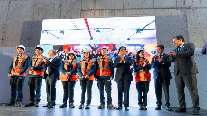 Estudiantes del Liceo Politécnico Los Arenales participando en la nueva Academia Minera de Lomas Bayas
