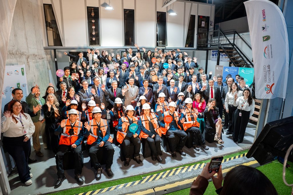 LOMAS BAYAS LANZA ACADEMIA MINERA PARA CAPACITAR A 120 ESTUDIANTES EN ANTOFAGASTA Estudiantes del Liceo Politécnico Los Arenales participando en la nueva Academia Minera de Lomas Bayas