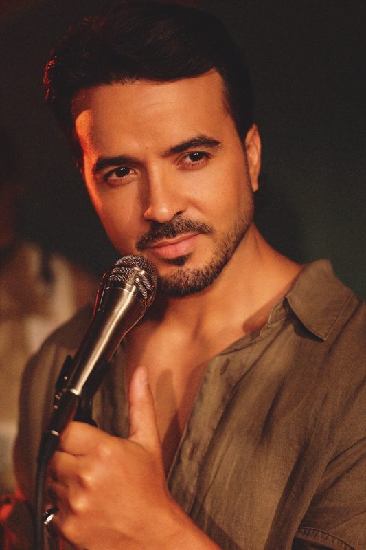 LUIS FONSI TRAERÁ A ANTOFAGASTA SUS GRANDES ÉXITOS CON “MAR INFINITO WORLD TOUR 2027” Luis Fonsi en concierto anunciando su gira Mar Infinito World Tour 2027 en Antofagasta