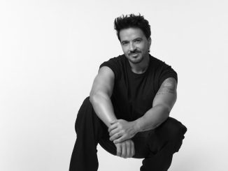 Luis Fonsi en concierto anunciando su gira Mar Infinito World Tour 2027 en Antofagasta