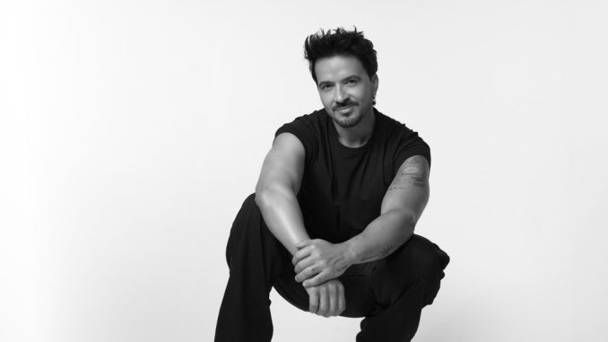 Luis Fonsi en concierto anunciando su gira Mar Infinito World Tour 2027 en Antofagasta