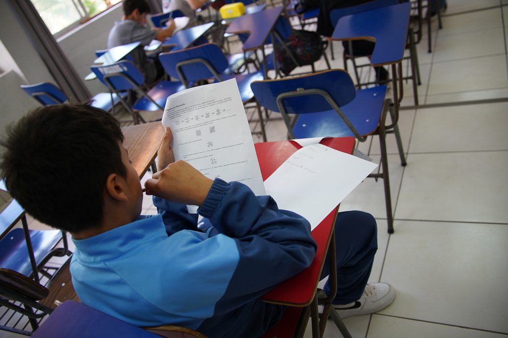 Estudiantes participando en pruebas del Campeonato Escolar de Matemáticas en el campus de la Universidad de Antofagasta