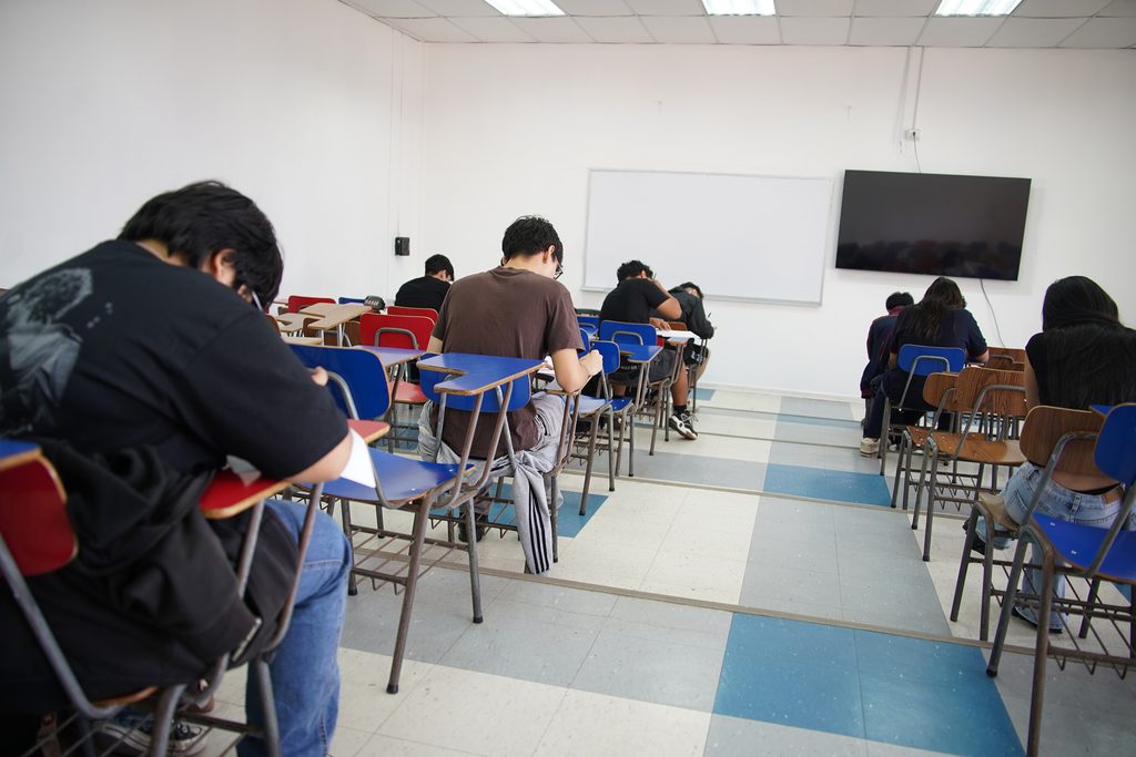 Estudiantes participando en pruebas del Campeonato Escolar de Matemáticas en el campus de la Universidad de Antofagasta