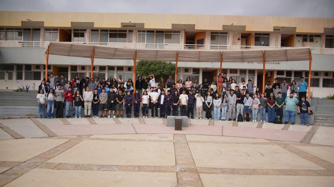 Estudiantes participando en pruebas del Campeonato Escolar de Matemáticas en el campus de la Universidad de Antofagasta