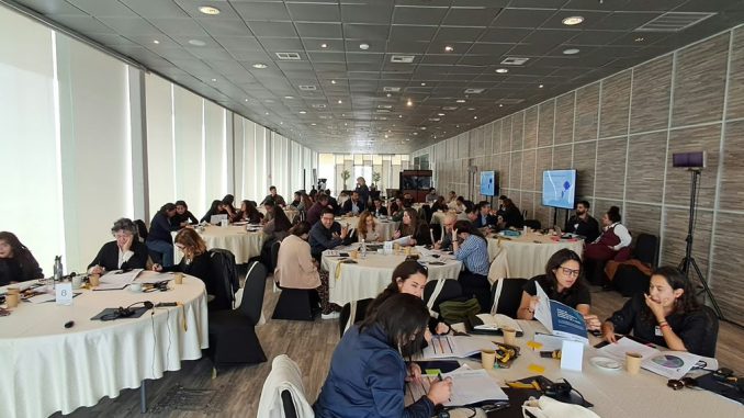 Profesionales de distintas ONGs en Antofagasta participando en un taller de la Fundación Luksic y CEI