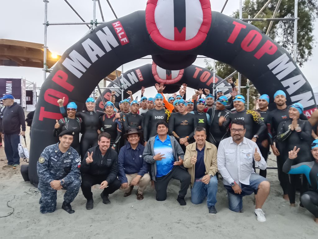 MEJILLONES DEBUTA CON ÉXITO EN EL TRIATLÓN Y CORONA A SUS PRIMEROS CAMPEONES TOPMAN Triatletas compitiendo en el mar y las rutas durante el debut del Triatlón Topman 2026 en Mejillones