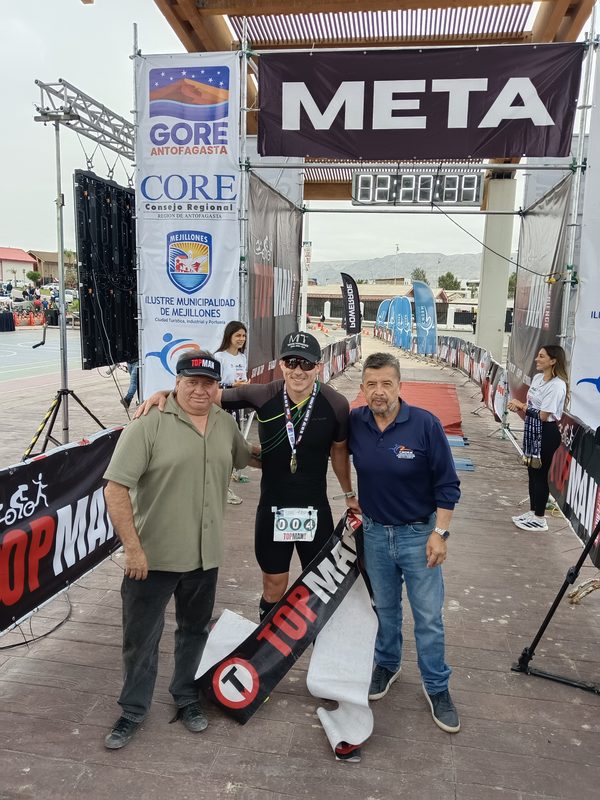 MEJILLONES DEBUTA CON ÉXITO EN EL TRIATLÓN Y CORONA A SUS PRIMEROS CAMPEONES TOPMAN Triatletas compitiendo en el mar y las rutas durante el debut del Triatlón Topman 2026 en Mejillones
