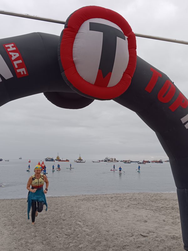 MEJILLONES DEBUTA CON ÉXITO EN EL TRIATLÓN Y CORONA A SUS PRIMEROS CAMPEONES TOPMAN Triatletas compitiendo en el mar y las rutas durante el debut del Triatlón Topman 2026 en Mejillones