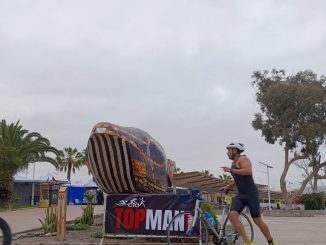 Triatletas compitiendo en el mar y las rutas durante el debut del Triatlón Topman 2026 en Mejillones