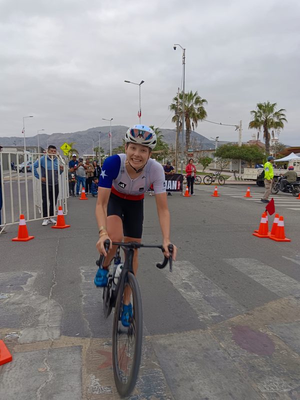 MEJILLONES DEBUTA CON ÉXITO EN EL TRIATLÓN Y CORONA A SUS PRIMEROS CAMPEONES TOPMAN Triatletas compitiendo en el mar y las rutas durante el debut del Triatlón Topman 2026 en Mejillones