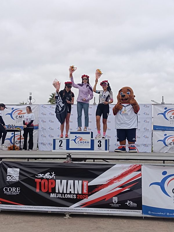 MEJILLONES DEBUTA CON ÉXITO EN EL TRIATLÓN Y CORONA A SUS PRIMEROS CAMPEONES TOPMAN Triatletas compitiendo en el mar y las rutas durante el debut del Triatlón Topman 2026 en Mejillones
