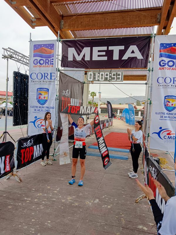 MEJILLONES DEBUTA CON ÉXITO EN EL TRIATLÓN Y CORONA A SUS PRIMEROS CAMPEONES TOPMAN Triatletas compitiendo en el mar y las rutas durante el debut del Triatlón Topman 2026 en Mejillones