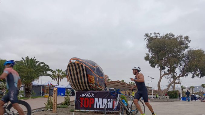 Triatletas compitiendo en el mar y las rutas durante el debut del Triatlón Topman 2026 en Mejillones