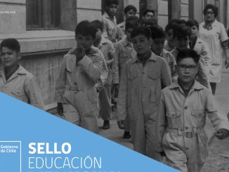 Estudiantes y profesores participando en actividades de educacion patrimonial en un colegio