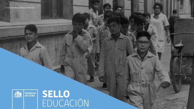 Estudiantes y profesores participando en actividades de educacion patrimonial en un colegio