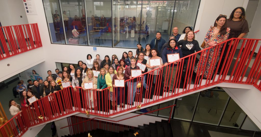 MUJERES DE SEIS COMUNAS CONCLUYEN ETAPA DE CAPACITACIÓN DE SERNAMEG Y CODEINFA Mujeres emprendedoras recibiendo sus certificados de capacitación de SernamEG en Antofagasta.