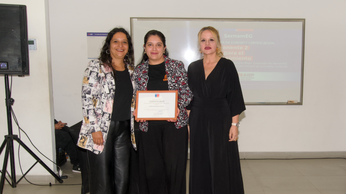 Mujeres emprendedoras recibiendo sus certificados de capacitación de SernamEG en Antofagasta.