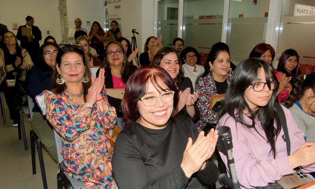 MUJERES DE SEIS COMUNAS CONCLUYEN ETAPA DE CAPACITACIÓN DE SERNAMEG Y CODEINFA Mujeres emprendedoras recibiendo sus certificados de capacitación de SernamEG en Antofagasta.